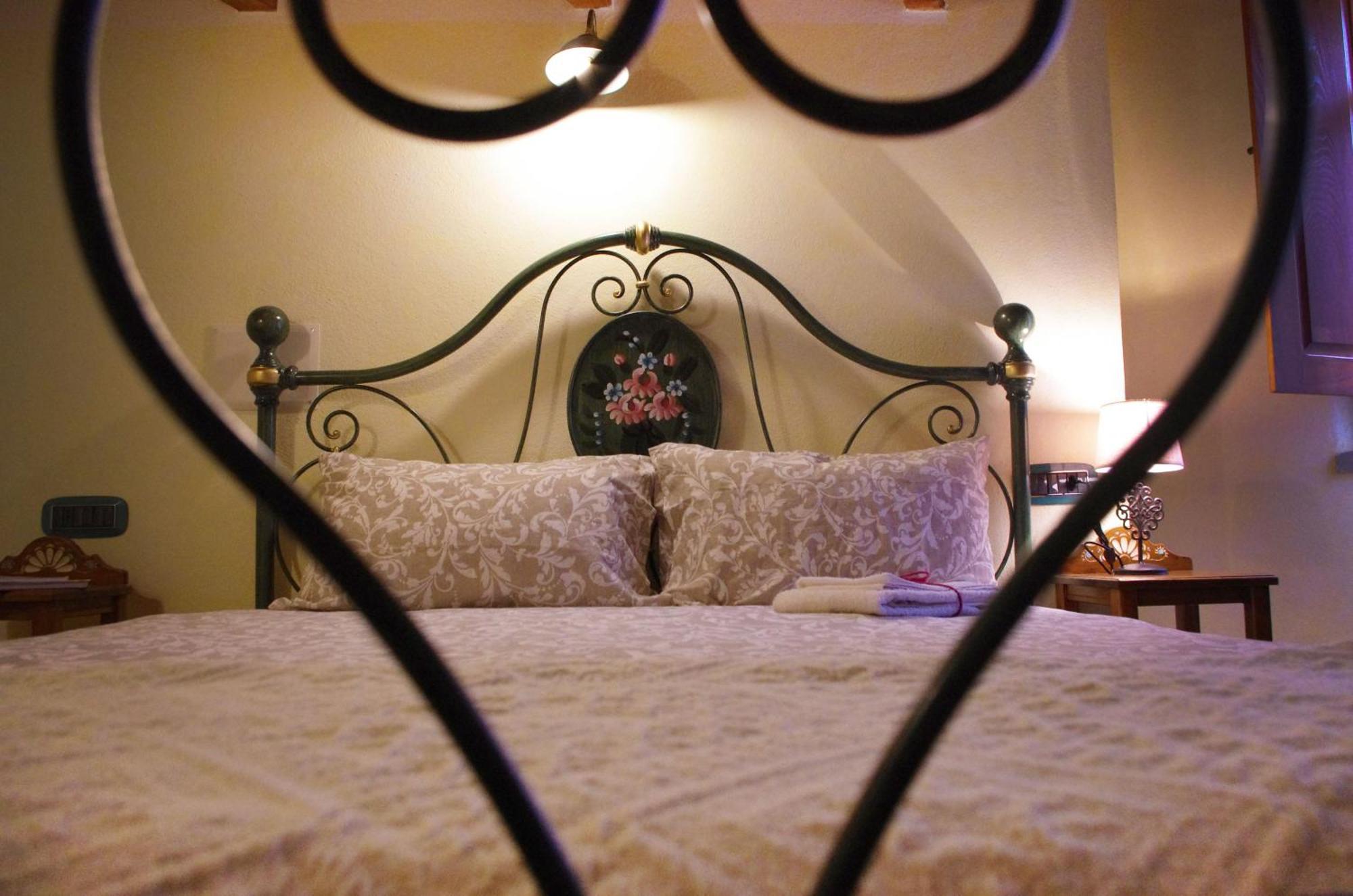 Casa De Ajala - B&B De Charme In Antica Dimora Totalmente Ristrutturata E Dotata Di Tutti I Confort Bagni Privati Spazio Living Patio Esterno Ambienti Climatizzati Degustazioni Prodotti Locali Laconi Luaran gambar